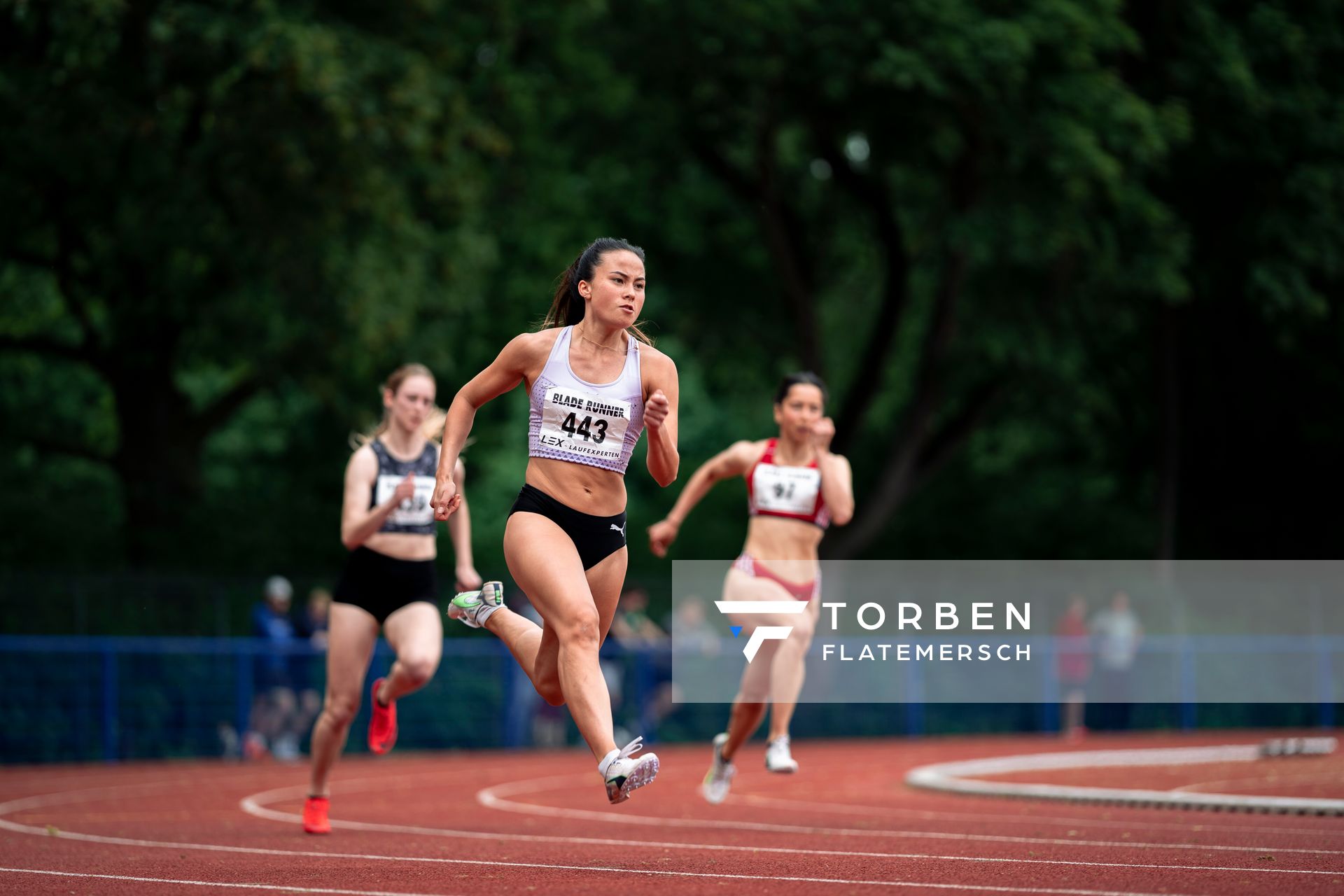 Anna Semler (LC Paderborn) ueber 200m am 14.05.2022 beim Nationalen Leichtathletik-Meeting im Erika-Fisch-Stadion in Hannover